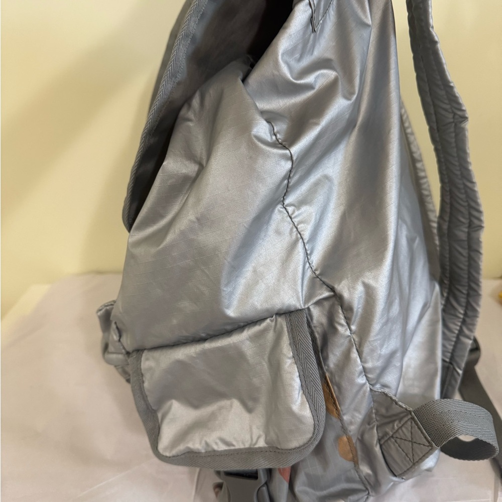 NWOT LeSportsac Silver/Gray Voyager Backpack - Picture 3 of 9